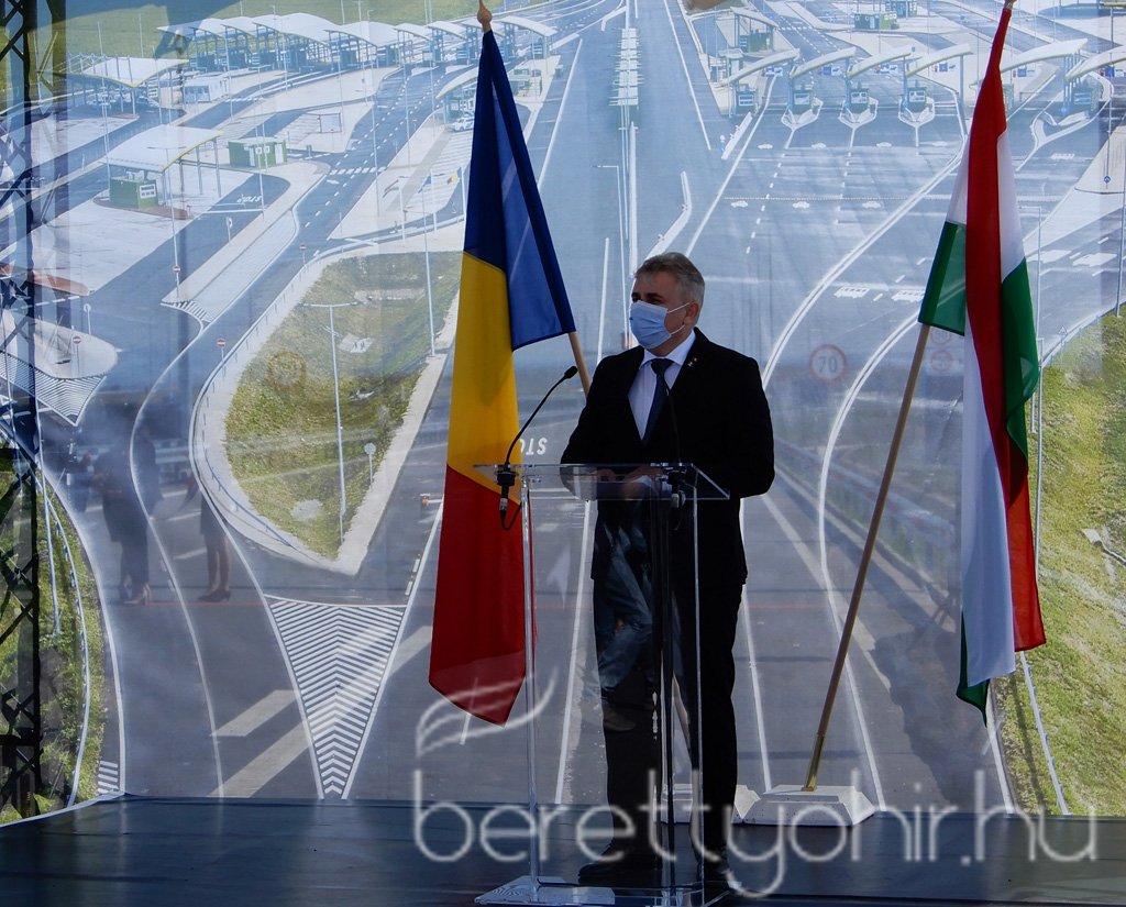 Átadták az M4-es autópálya Ártándig tartó szakaszát13